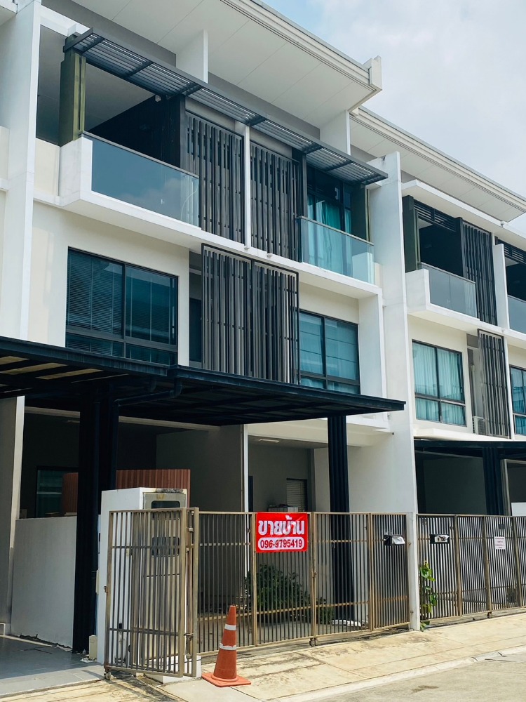 For SaleTownhomeKaset Nawamin,Ladplakao : Townhome for sale, 25 sq wa, Landmark Ekkamai-Ramindra project.