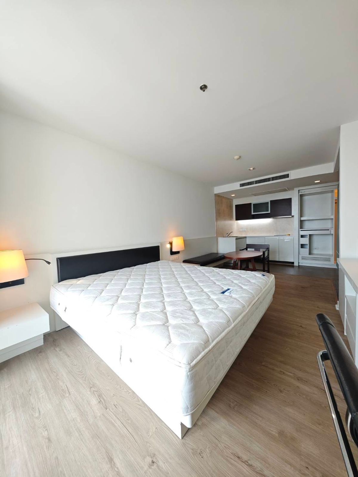 For RentCondoSathorn, Narathiwat : Studio condo for rent, 40 sq m., twin towers, 5 star hotel, shares common areas with the hotel.