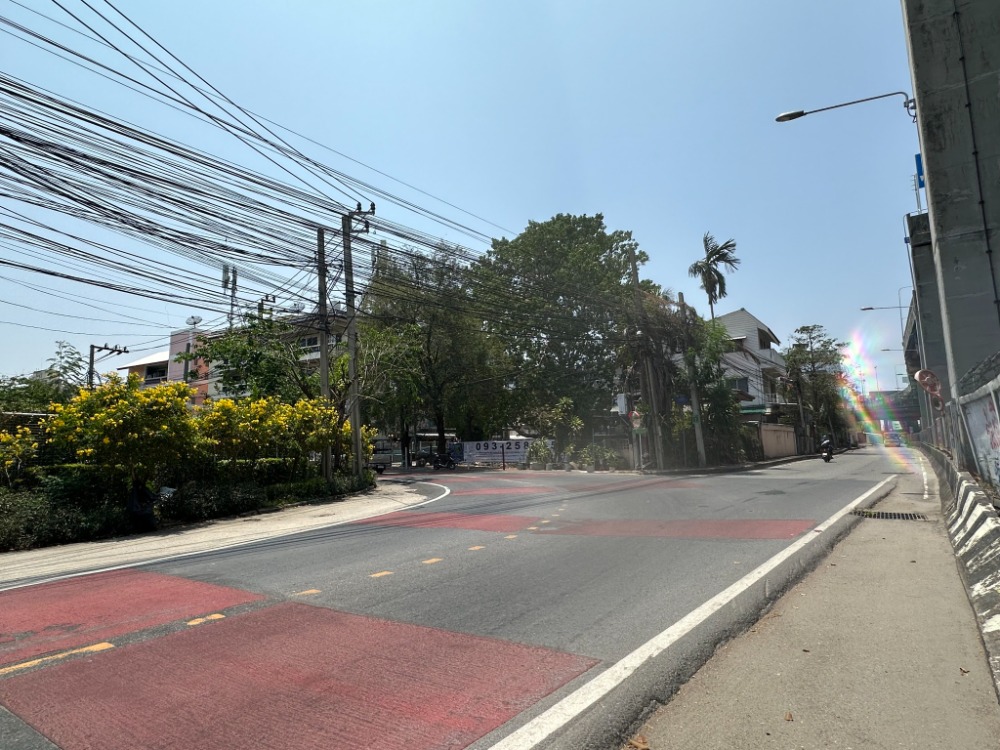 For SaleLandSukhumvit, Asoke, Thonglor : Land for Sale Sukumvit 66/1 accessible via Sukhumvit Road, Soi Sanphawut 2, near Bangna intersection, can get on the expressway