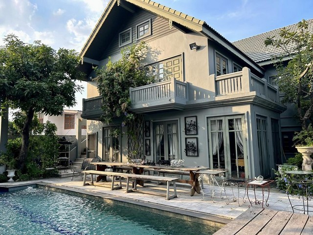 ขายบ้านสะพานควาย จตุจักร : ขายบ้านเดี่ยว 198 ตรว. ติดถนนอินทามระ 22 ใจกลางเมือง ย่านดินแดง วิภาวดี ดีไซน์สวย สไตล์อังกฤษผสม Loft เหมาะอยู่อาศัย หรือทำธุรกิจ ใกล้มหาวิทยาลัยหอการค้าไทย
