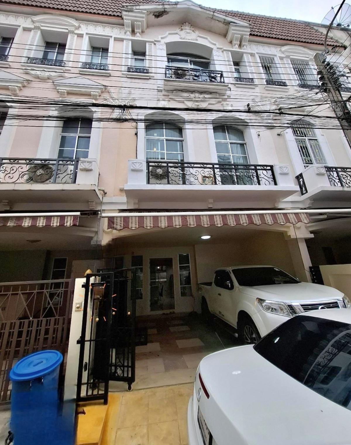 For RentTownhomeSapankwai,Jatujak : House for rent in the middle of the city, French style, 30 sq m, Kamphaeng Phet/Ratchavipha Road, near BTS Wat Samian Nari.