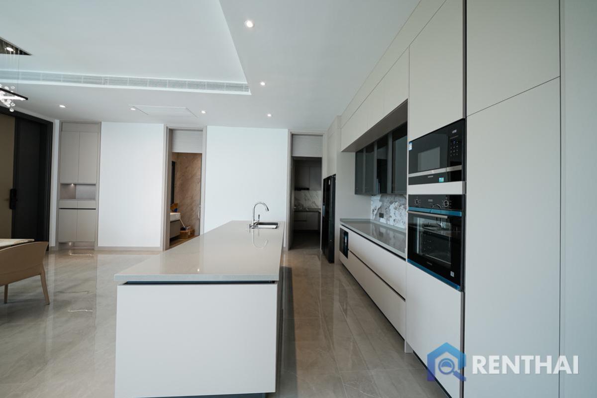 For SaleHousePattaya, Bangsaen, Chonburi : This Large Luxury Villa Could  Be Your Dream Home!