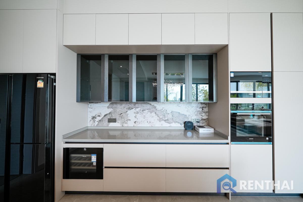 For SaleHousePattaya, Bangsaen, Chonburi : This Large Luxury Villa Could  Be Your Dream Home!