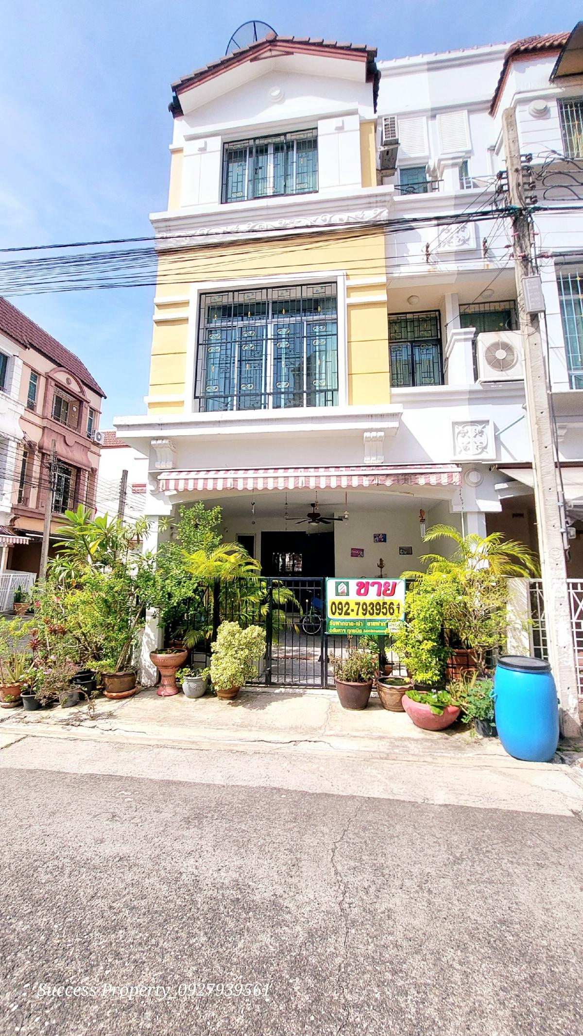 For SaleTownhomeSamut Prakan,Samrong : Townhome for sale, 3.5 floors, Cornerready to move in, in the middle of the city, British Town, 3bedroom 4 bathroon 2 carparking at Srinakarin, Soi Sridan 24, price 4.2  million baht (for rent 33,000 per month)