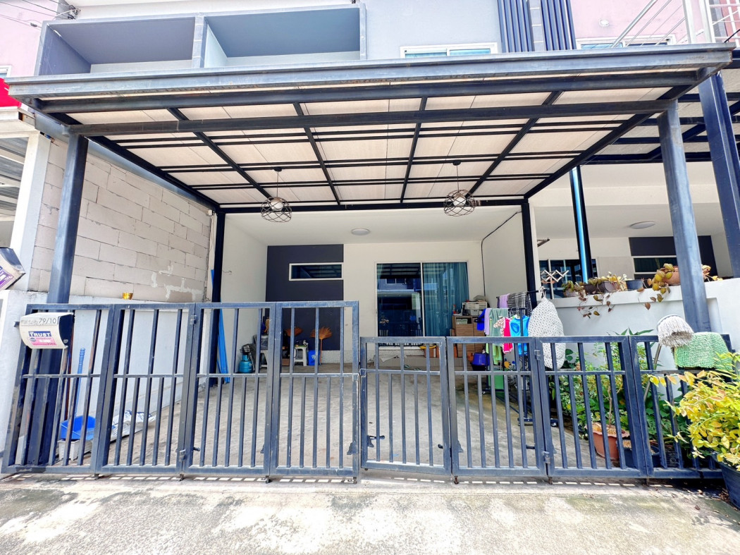 For SaleTownhomePathum Thani,Rangsit, Thammasat : Townhome for sale, The Trust Townhome, Wongwaen-Kanchanaphisek, 134 sq m., 19 sq w, 3 bedrooms, 2 bathrooms, near the Green Line.