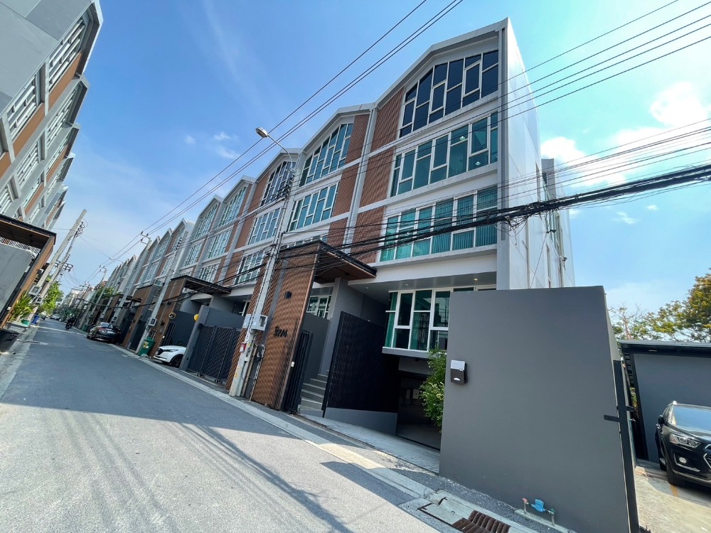 For RentHome OfficeSukhumvit, Asoke, Thonglor : For rent: Home office, 4 floors, 10 parking spaces, free electricity, Soi Wachiratham Sathit 51, Sukhumvit Road