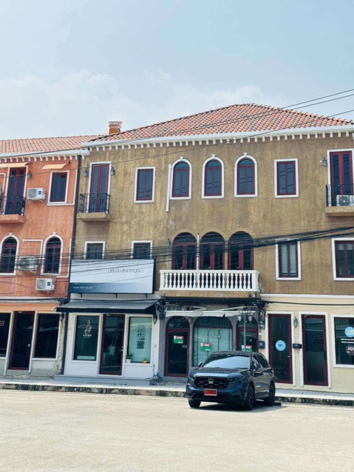 For SaleHome OfficeNawamin, Ramindra : Venice The Iris Watcharapol-Phetkasem Project, Soi Watcharapol 2/7, Watcharapol, Tha Raeng, Bang Khen District, selling price 6.5 million baht, location at the beginning of the entrance