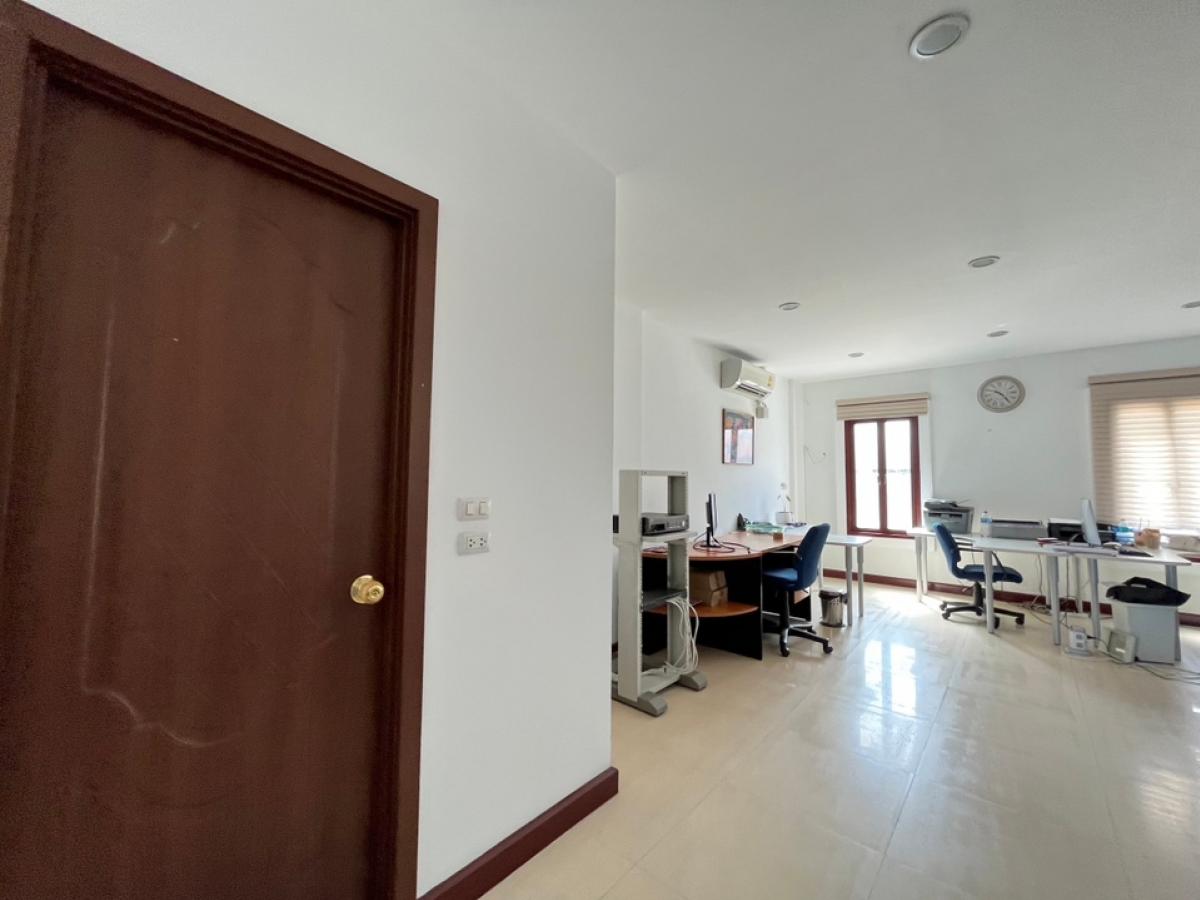 For SaleHome OfficeNawamin, Ramindra : Venice The Iris Watcharapol-Phetkasem Project, Soi Watcharapol 2/7, Watcharapol, Tha Raeng, Bang Khen District, selling price 6.5 million baht, location at the beginning of the entrance