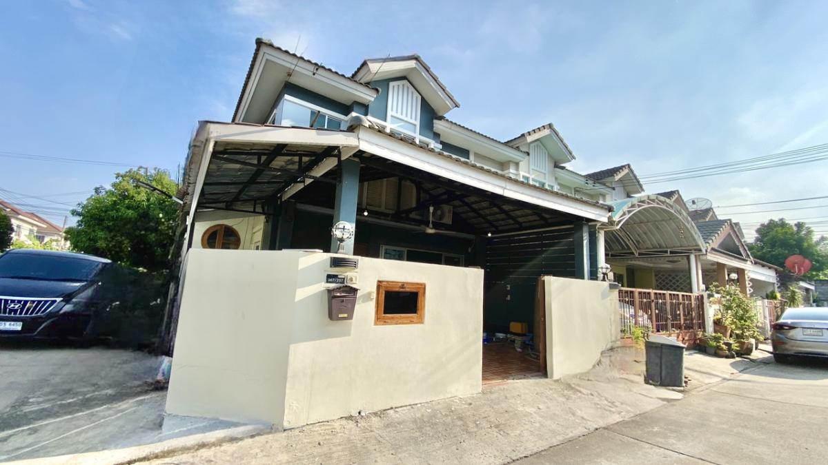 For SaleTownhomePathum Thani,Rangsit, Thammasat : 2 -story townhome behind the corner of the village on the main road. Convenient to travel to receive the renovation.