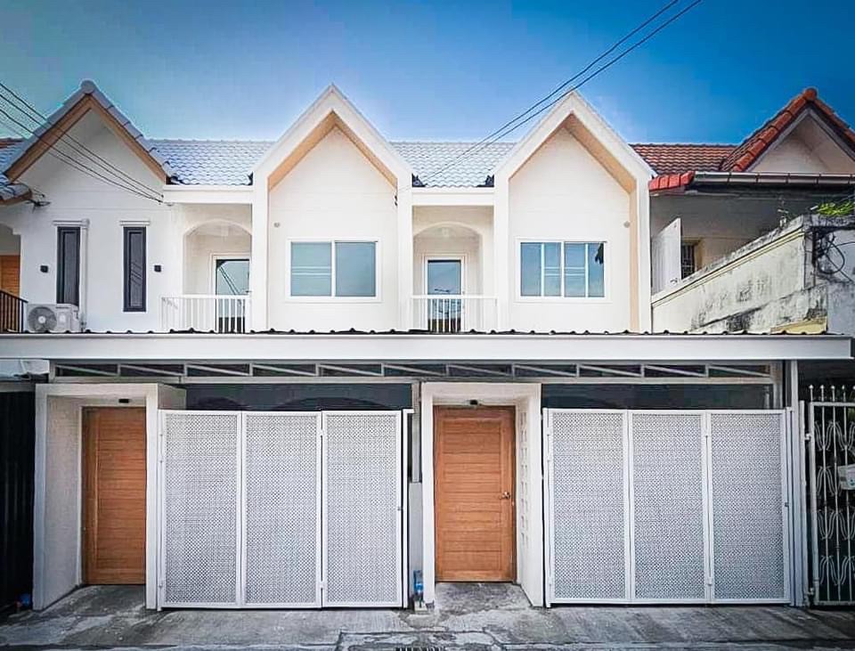 ขายทาวน์โฮมอ่อนนุช อุดมสุข : เจ้าของขายเอง🌟 บ้านรีโนเวทใหม่ สไตล์นอร์ดิก-มินิมอล🌟 ทำเลสุขุมวิท101/1 ใกล้ BTS ปุณณวิถี และ MRT สวนหลวงร.9