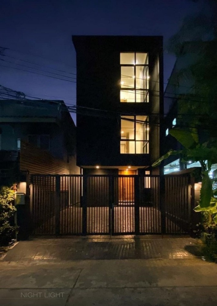For RentHome OfficeSapankwai,Jatujak : 3-story home office, beautifully decorated, good location, for rent in Inthamara-Saphan Khwai area. Near Wimut Hospital Accepting both Thai people and foreigners.
