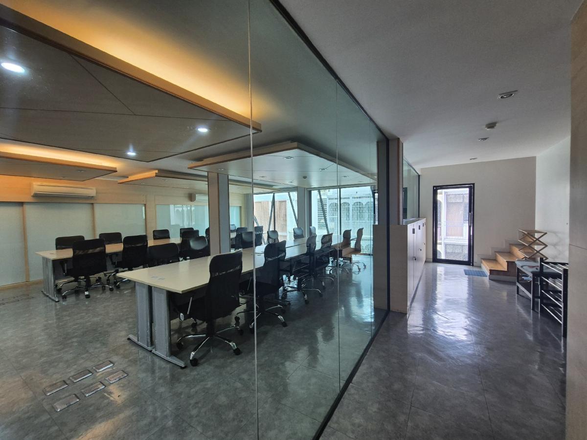 For RentOfficeSilom, Saladaeng, Bangrak : Ready to rent the Office Office, located on the 3rd floor behind the guest temple, Silom Fer, ready to have a housekeeper.