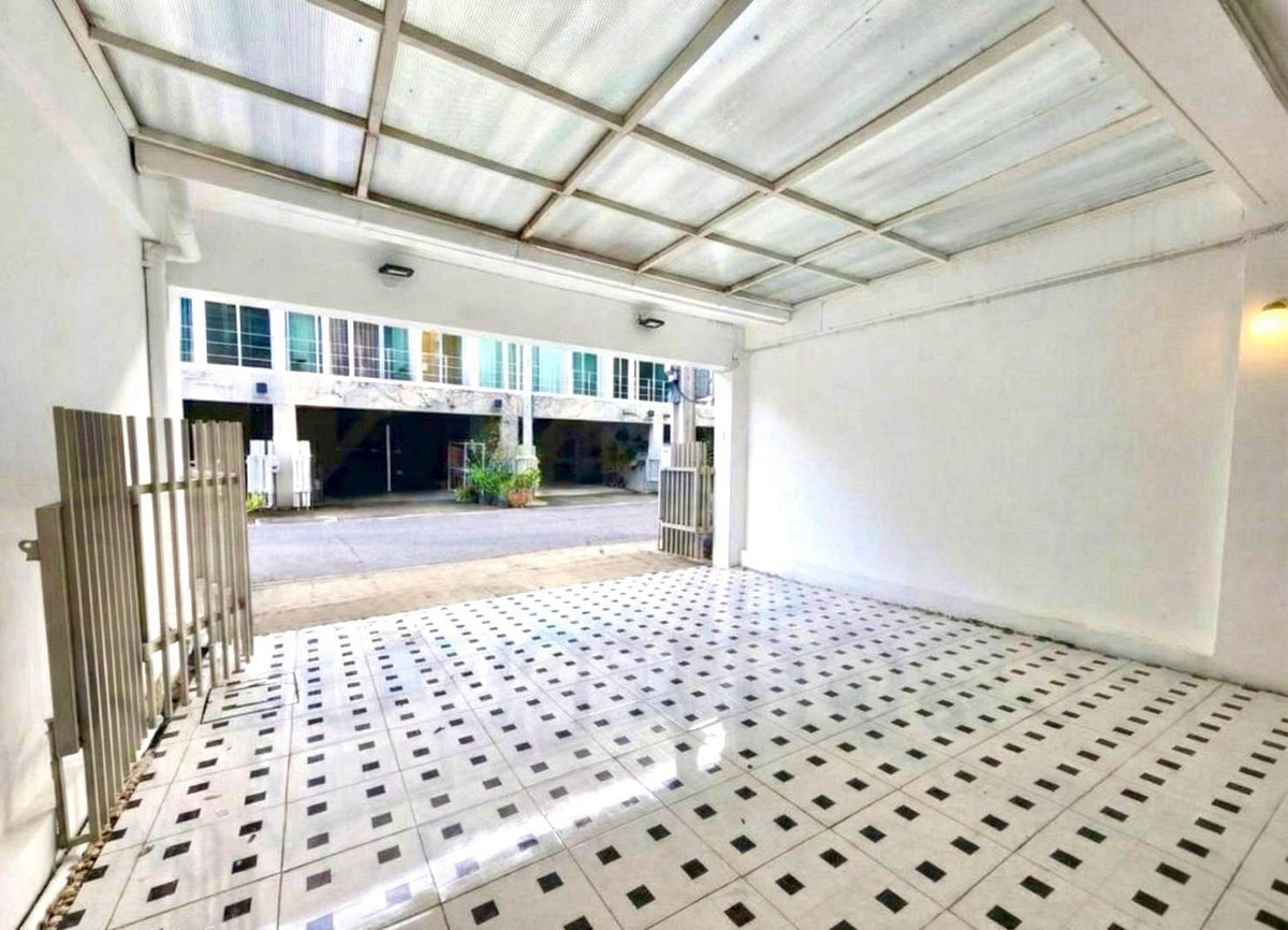 For RentTownhomePattanakan, Srinakarin : RH051024 Townhome for rent, 3 floors, width 5.5 meters, 3 bedrooms, Noble Cube Pattanakarn.