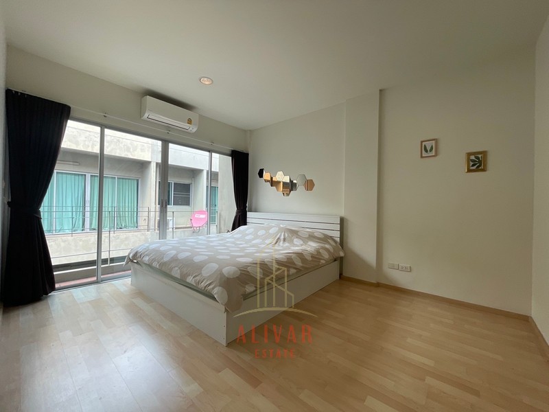 For RentTownhomePattanakan, Srinakarin : RH051024 Townhome for rent, 3 floors, width 5.5 meters, 3 bedrooms, Noble Cube Pattanakarn.
