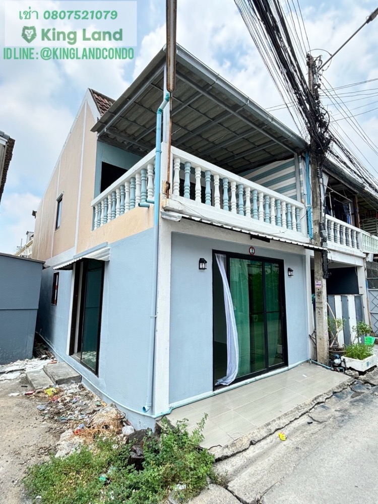 For RentTownhomePathum Thani,Rangsit, Thammasat : #2-storey townhouse for rent, corner house, 2 bedrooms, 1 air conditioner, can choose to install on the upper or lower floor. Chatnarong Village 3 Location next to the main road Convenient travel, rental price 9,500 baht/month #close to Khu Khot BTS, only