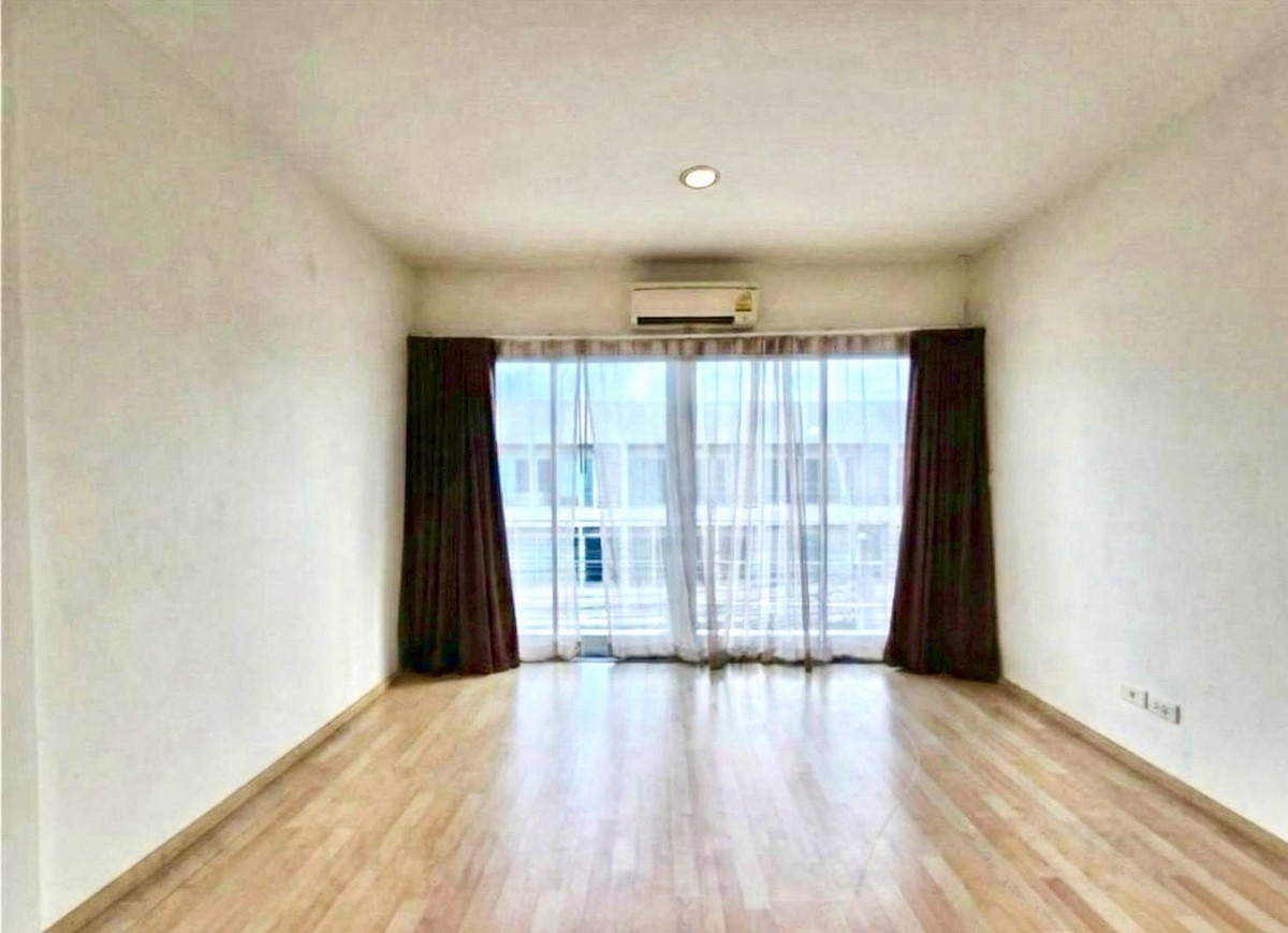 For RentTownhomePattanakan, Srinakarin : RH051024 Townhome for rent, 3 floors, width 5.5 meters, 3 bedrooms, Noble Cube Pattanakarn.