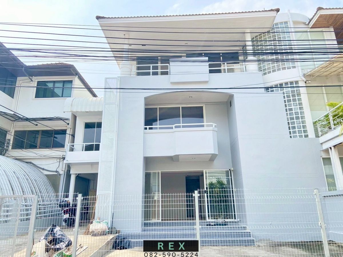 For RentHome OfficeRamkhamhaeng, Hua Mak : For rent: Home Office / Single house Town in Town (Town in Town) Lat Phrao 94 - 3 floors, usable area over 400 sq m.