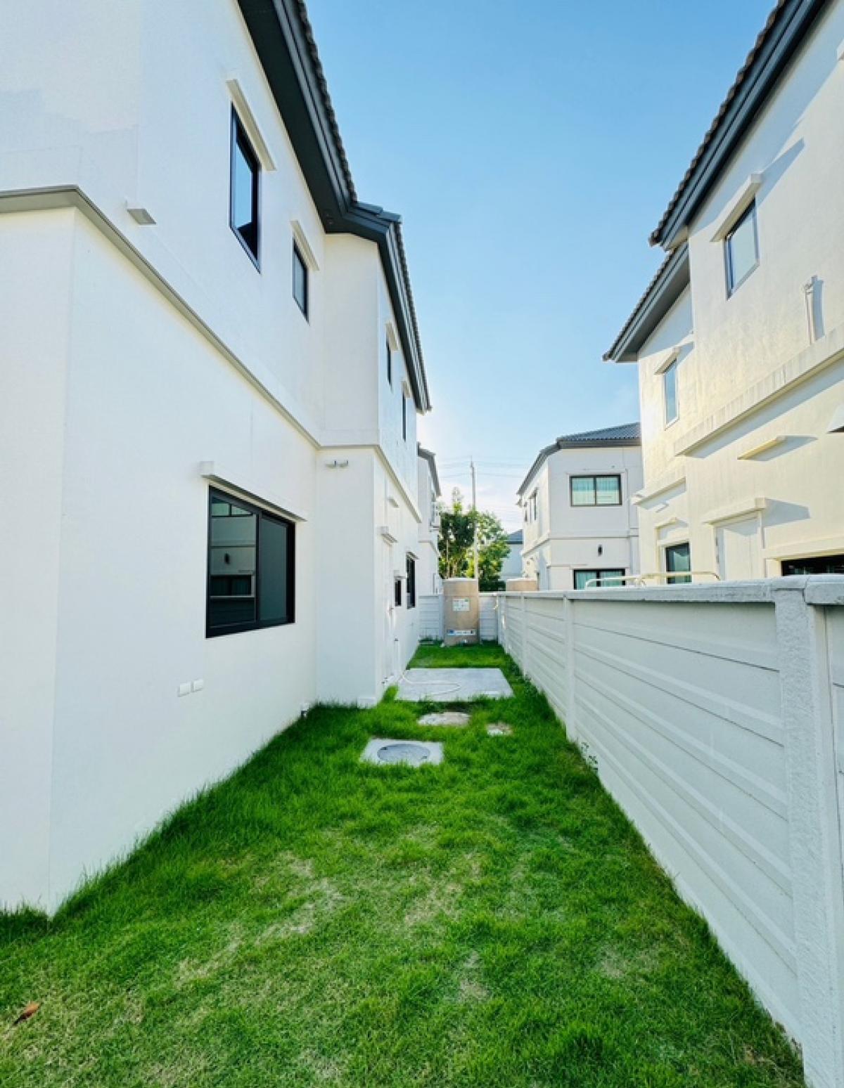 ขายบ้านนวมินทร์ รามอินทรา : ขายบ้านเดี่ยว แกรนด์ บริทาเนีย วงแหวน - รามอินทรา 4 นอน 3 น้ำ 2 จอด 52.20 ตร.ว. สามวาตะวันตก คลองสามวา กรุงเทพ 