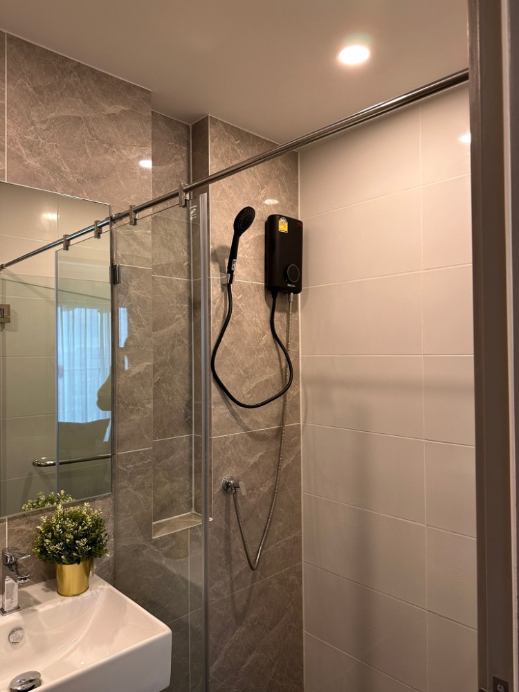 For RentCondoLadprao101, Happy Land, The Mall Bang Kapi : For rent: The Origin Bangkapi, electrical appliances + complete furniture. New room, first hand No one has rented it yet.