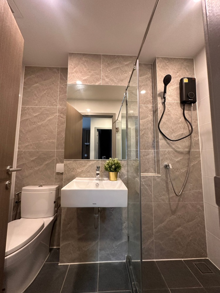 For RentCondoLadprao101, Happy Land, The Mall Bang Kapi : For rent: The Origin Bangkapi, electrical appliances + complete furniture. New room, first hand No one has rented it yet.