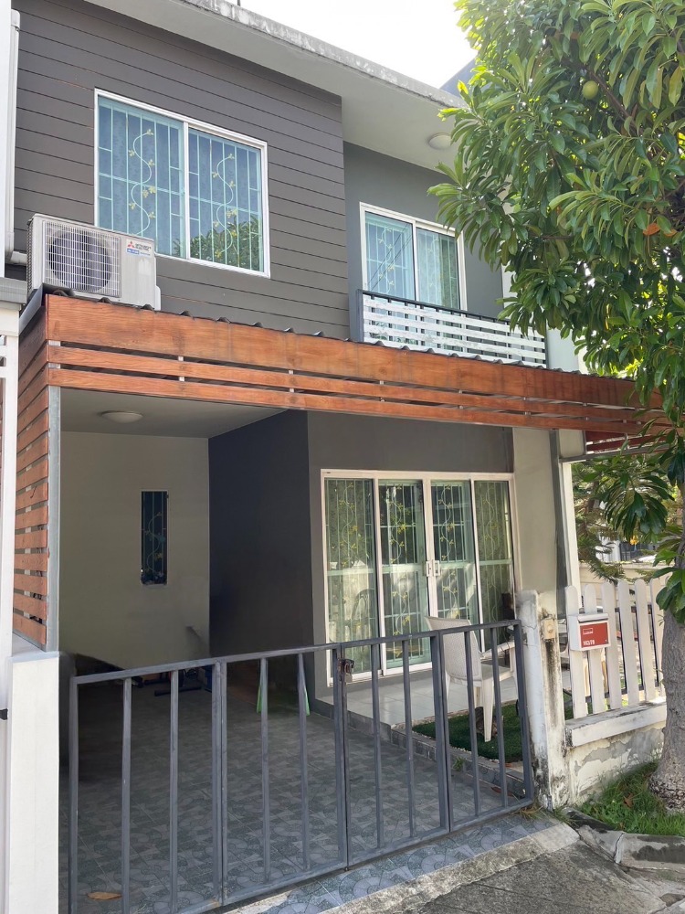 For SaleTownhomeNonthaburi, Bang Yai, Bangbuathong : Very cheap sale!! 2-storey corner townhouse, very good location!! Ariya The Colors Wongwaen-Ratchaphruek project, land area 27.5 sq.w., usable area 104 sq.m., near Central Westgate, BTS Talat Bang Yai and the Purple Line, very suitable for living.