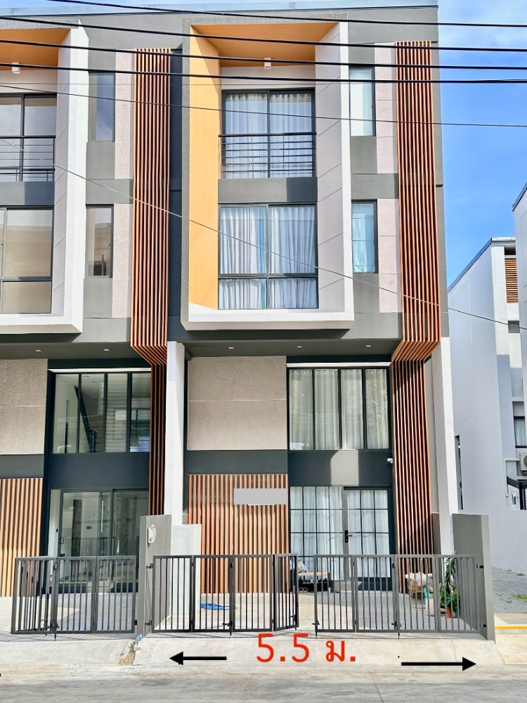 For SaleTownhomePattanakan, Srinakarin : Townhome, 3 and a half floors, Phatthanakan 32, potential location near the expressway, 4 bedrooms, 4 bathrooms, plus 4 air conditioners, curtains throughout the house, free transfer of common fees for 3 years, with a very special discount within May.