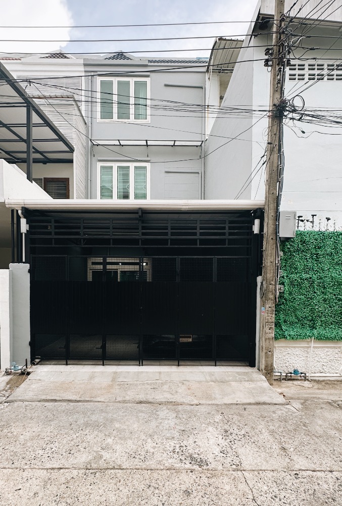 For SaleTownhomeRatchadapisek, Huaikwang, Suttisan : Townhouse, 3 floors, 2 parking spaces, 4 bedrooms, good location near MRT Huai Khwang, Sutthisan, Lat Phrao.