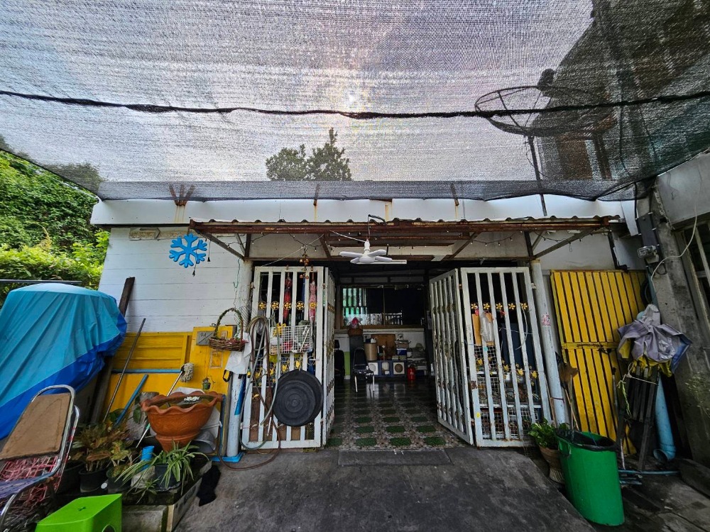 For SaleTownhomePathum Thani,Rangsit, Thammasat : Very cheap for sale!! 2-storey corner townhouse, Villa Chao Phraya, land area 27.9 sq.w., usable area 83.20 sq.m., suitable for living and renovating for great profit, near Bang Phun Expressway