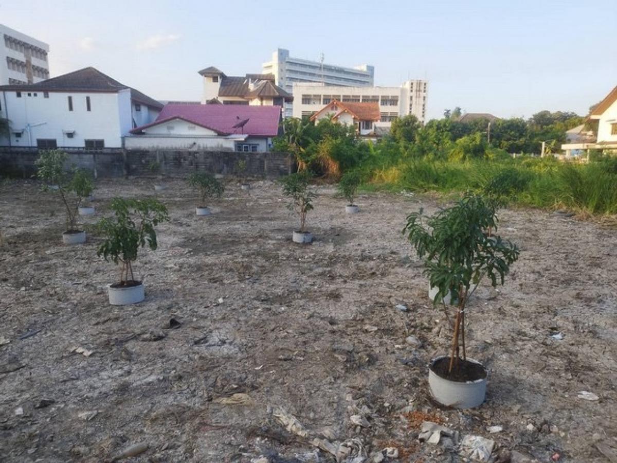 For SaleLandChaengwatana, Muangthong : Beautiful land for sale, 1 rai, Soi Ngamwongwan 15, 150 meters into the alley, suitable for a condo or apartment.
