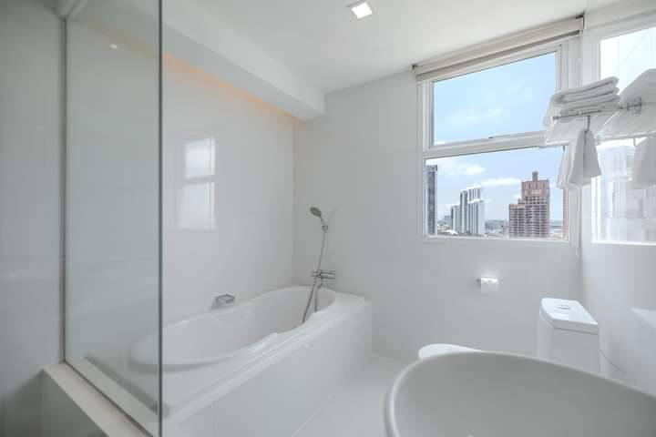 For RentCondoSukhumvit, Asoke, Thonglor : GMSV101 for rent GM Condo Serviced Apartment Sukhumvit 20 20th floor, city view 182 sqm. 3 bedrooms, 2 baths, 140,000 baht. 064-959-8900