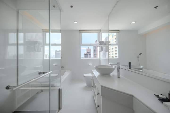 For RentCondoSukhumvit, Asoke, Thonglor : GMSV101 for rent GM Condo Serviced Apartment Sukhumvit 20 20th floor, city view 182 sqm. 3 bedrooms, 2 baths, 140,000 baht. 064-959-8900