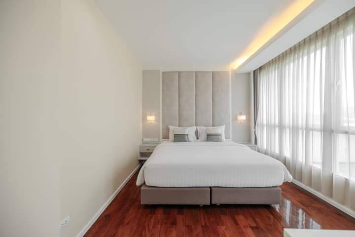 For RentCondoSukhumvit, Asoke, Thonglor : GMSV101 for rent GM Condo Serviced Apartment Sukhumvit 20 20th floor, city view 182 sqm. 3 bedrooms, 2 baths, 140,000 baht. 064-959-8900