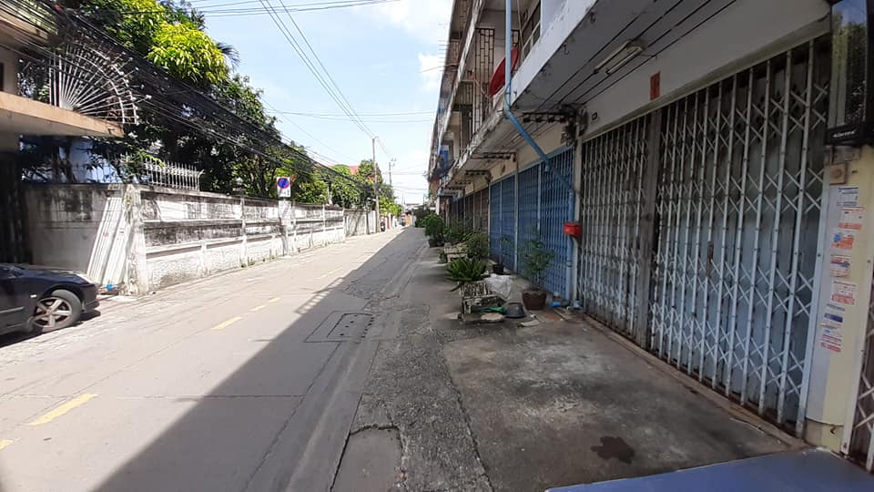 For SaleShop HousePinklao, Charansanitwong : Building for sale, Soi Charan 89 #BTS Bang O, area 13 sq m. #Can move in immediately, price 3.90 million baht #Sell #Beauty salon