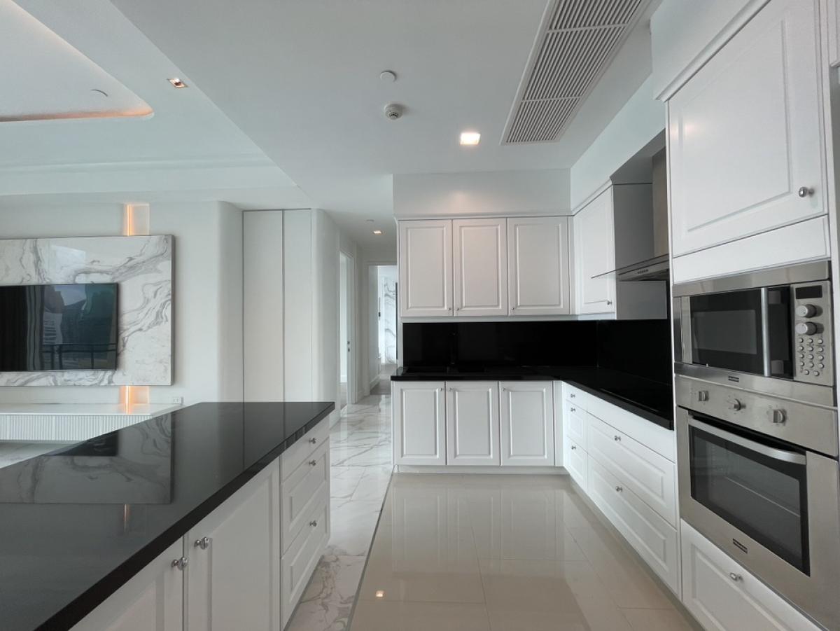 For SaleCondoSukhumvit, Asoke, Thonglor : 📢👇 Newly renovated Luxury place to live at Royce Private Residences Sukhumvit 31, partly furnished, unblocked view, located in Em district area