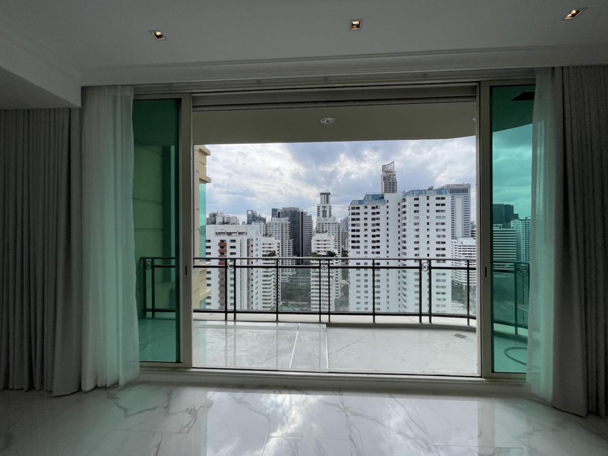 For SaleCondoSukhumvit, Asoke, Thonglor : 📢👇 Newly renovated Luxury place to live at Royce Private Residences Sukhumvit 31, partly furnished, unblocked view, located in Em district area