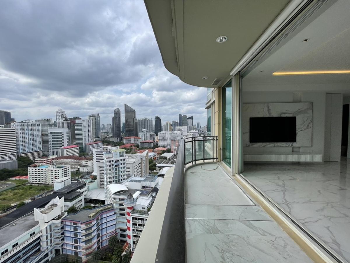 For SaleCondoSukhumvit, Asoke, Thonglor : 📢👇 Newly renovated Luxury place to live at Royce Private Residences Sukhumvit 31, partly furnished, unblocked view, located in Em district area
