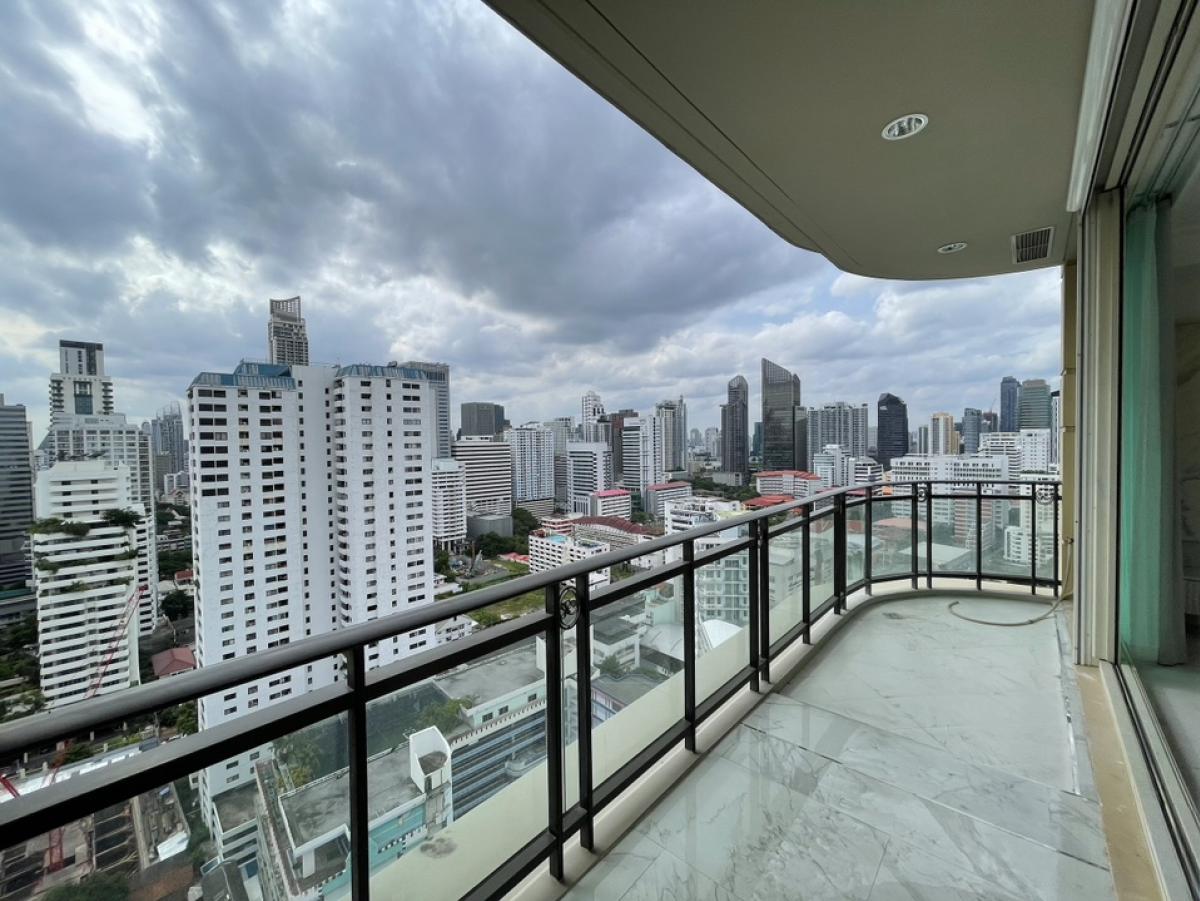 For SaleCondoSukhumvit, Asoke, Thonglor : 📢👇 Newly renovated Luxury place to live at Royce Private Residences Sukhumvit 31, partly furnished, unblocked view, located in Em district area