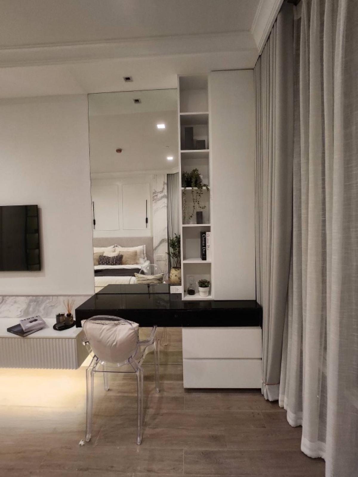 For SaleCondoSukhumvit, Asoke, Thonglor : 📢👇 Newly renovated Luxury place to live at Royce Private Residences Sukhumvit 31, partly furnished, unblocked view, located in Em district area