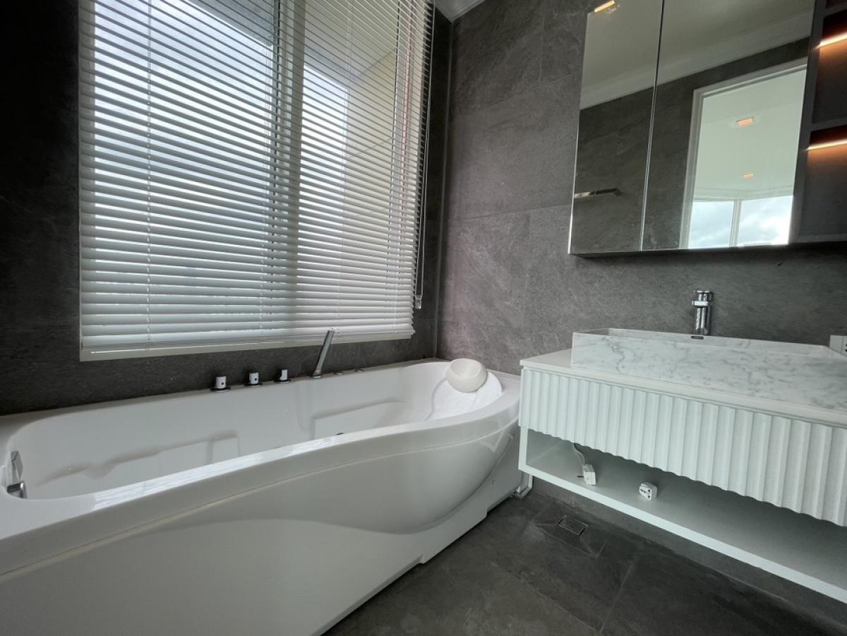 For SaleCondoSukhumvit, Asoke, Thonglor : 📢👇 Newly renovated Luxury place to live at Royce Private Residences Sukhumvit 31, partly furnished, unblocked view, located in Em district area