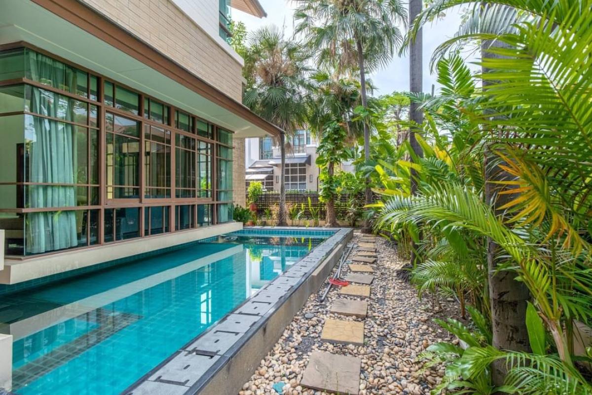 ขายบ้านอ่อนนุช อุดมสุข : 📢👇Luxury corner unit house with private pool and Jacuzzi for rent / sale in nice quiet and shady village with good security in the heart of BKK near  St.Andrews International School Bangkok, Bangkok Adventist International School, Astra Academy Internatio