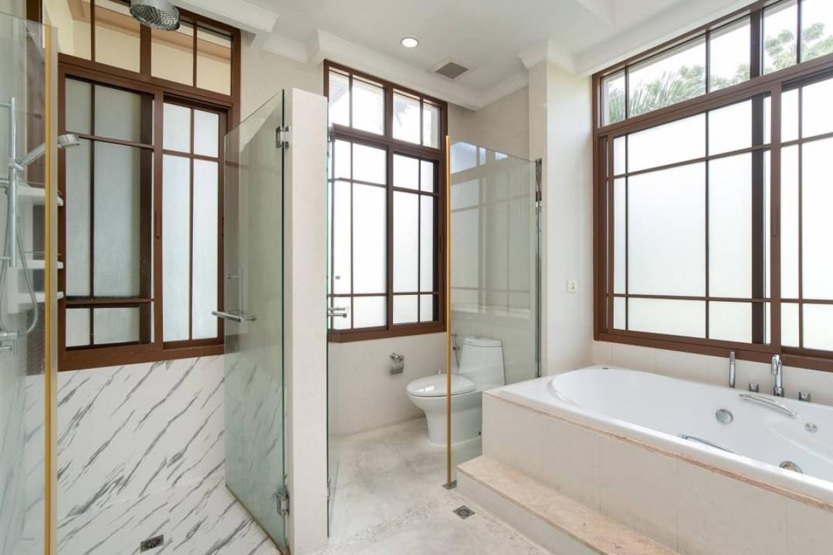 ขายบ้านอ่อนนุช อุดมสุข : 📢👇Luxury corner unit house with private pool and Jacuzzi for rent / sale in nice quiet and shady village with good security in the heart of BKK near  St.Andrews International School Bangkok, Bangkok Adventist International School, Astra Academy Internatio