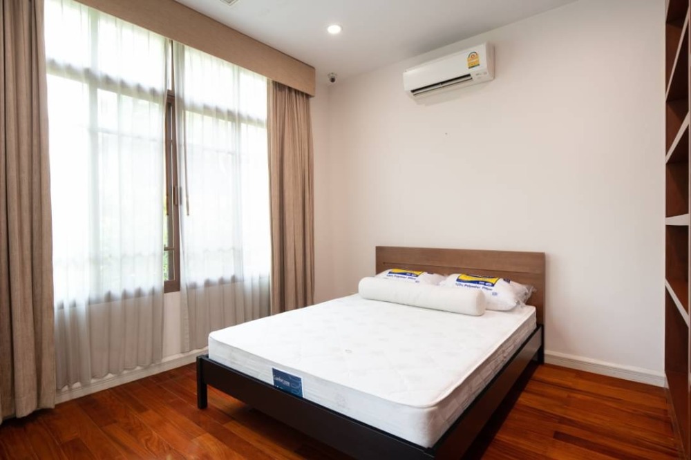 ให้เช่าบ้านอ่อนนุช อุดมสุข : Luxury corner unit house with private pool and Jacuzzi for rent / sale in nice quiet and shady village with good security in the heart of BKK near St.Andrews International School Bangkok, Bangkok Adventist International