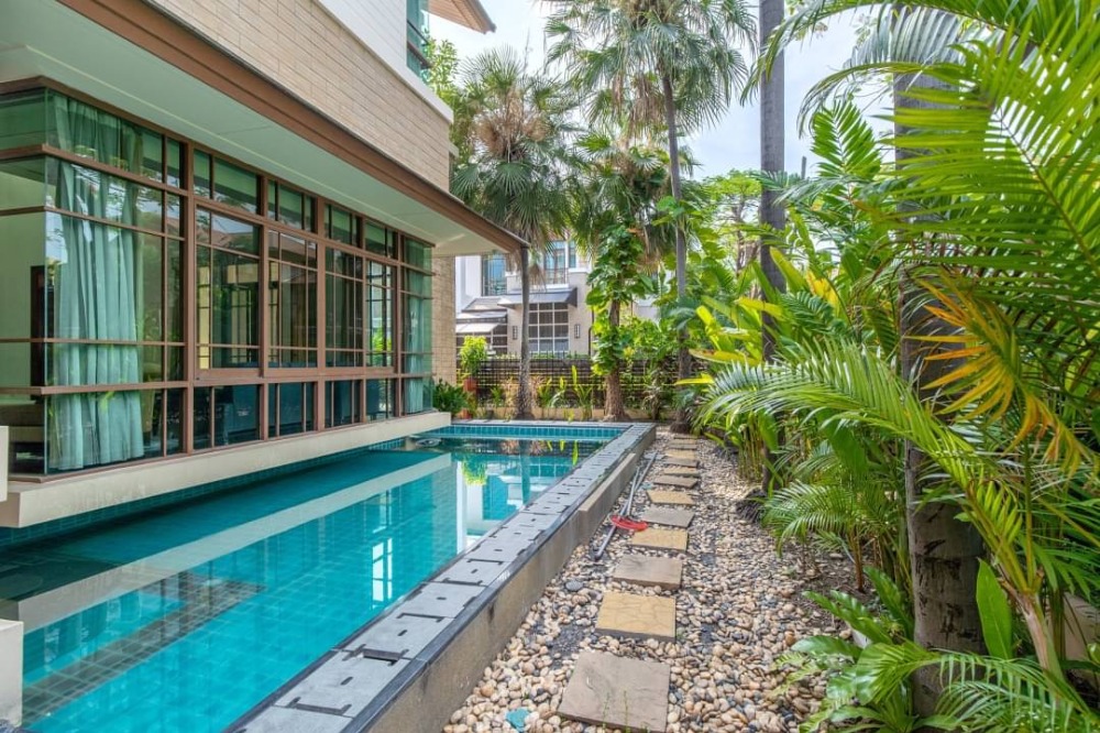 ให้เช่าบ้านอ่อนนุช อุดมสุข : Luxury corner unit house with private pool and Jacuzzi for rent / sale in nice quiet and shady village with good security in the heart of BKK near St.Andrews International School Bangkok, Bangkok Adventist International