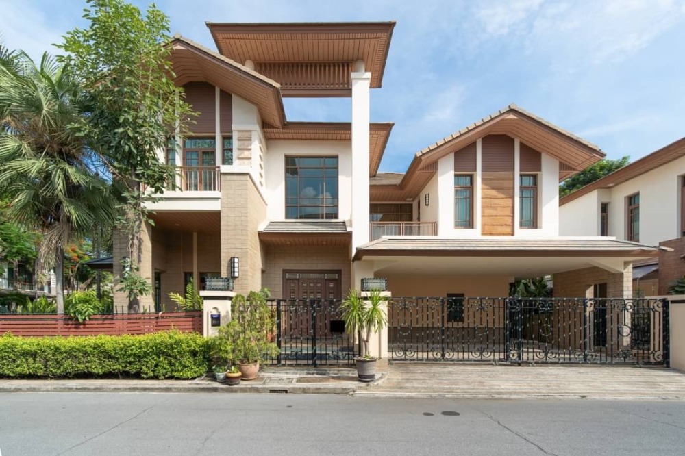 For RentHouseOnnut, Udomsuk : Luxury corner unit house with private pool and Jacuzzi for rent / sale in nice quiet and shady village with good security in the heart of BKK near St.Andrews International School Bangkok, Bangkok Adventist International