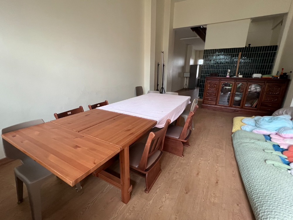 For RentShop HouseChokchai 4, Ladprao 71, Ladprao 48, : Room for rent in a 4-story townhouse, Soi Nakniwat 21.
