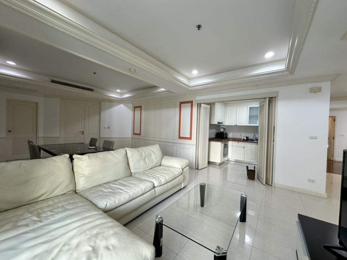 For RentCondoSukhumvit, Asoke, Thonglor : Condo for rent, 3 bedrooms, fully furnished, swimming pool and tree view, only 350 meters from Thonglor BTS station.