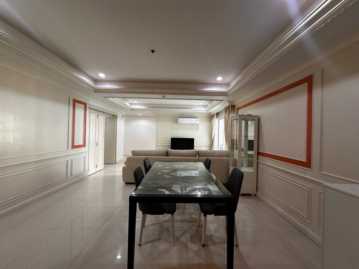 For RentCondoSukhumvit, Asoke, Thonglor : Condo for rent, 3 bedrooms, fully furnished, swimming pool and tree view, only 350 meters from Thonglor BTS station.