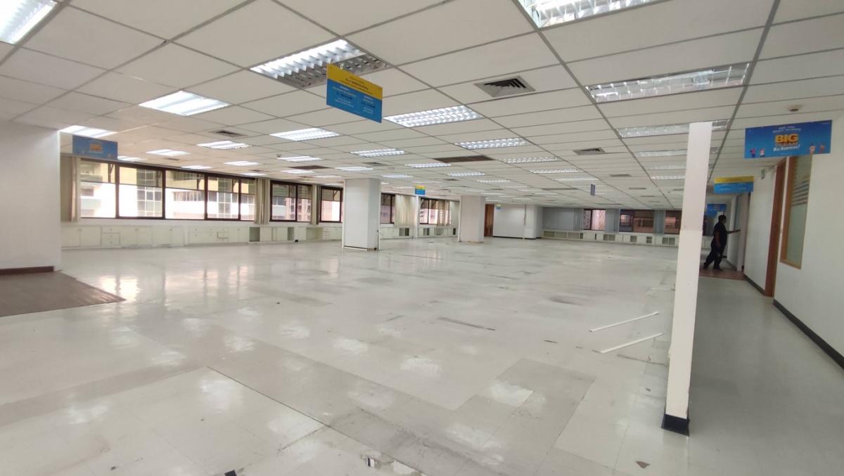 For RentOfficeSukhumvit, Asoke, Thonglor : Office of office area, office, floor 10, size 720 square meters, free parking, 8 cars and additional rental, near the MRT, Sukhumvit 350 meters