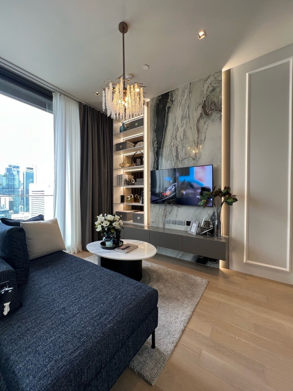 มีห้องเดียว! ตกแต่งสวยมาก 1 ห้องนอน ไซส์ใหญ่ 49  ตรม. ชั้นสูง Ashton Silom ใกล้ BTS ช่องนนทรี นัดชมโครงการติดต่อเฟินได้เลยค่ะ Loading...