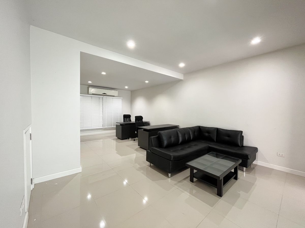 ให้เช่าทาวน์โฮมสมุทรปราการ สำโรง : ให้เช่า Home Office / โฮมออฟฟิต เพล็กซ์ บางนา Plex Bangna อยู่โซนหน้า ติดทางเข้าออกโครงการ 3 ชั้น 3 ชั้น